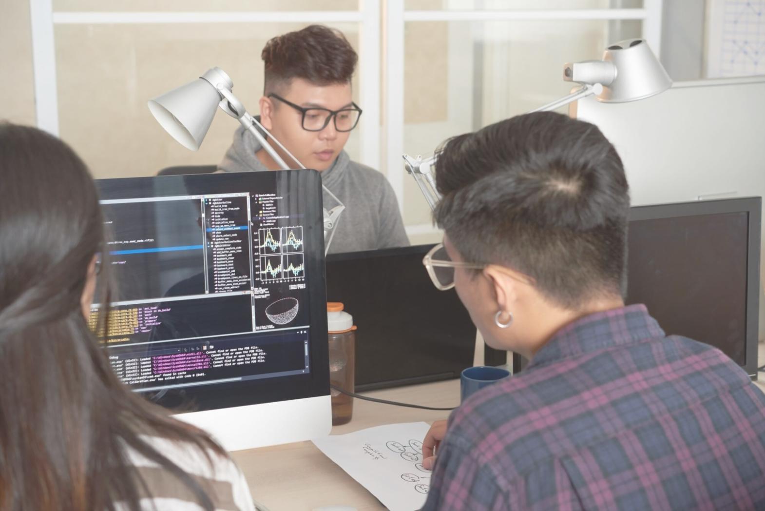 Scena di combattimento in ambiente industriale