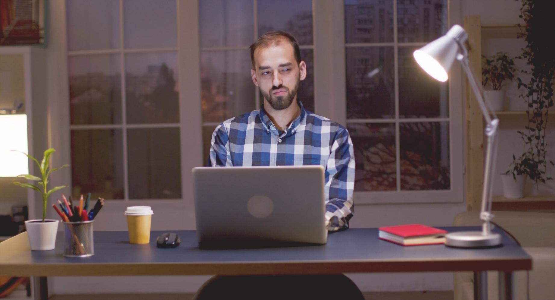 Studente che lavora su progetto di level design durante una sessione pratica